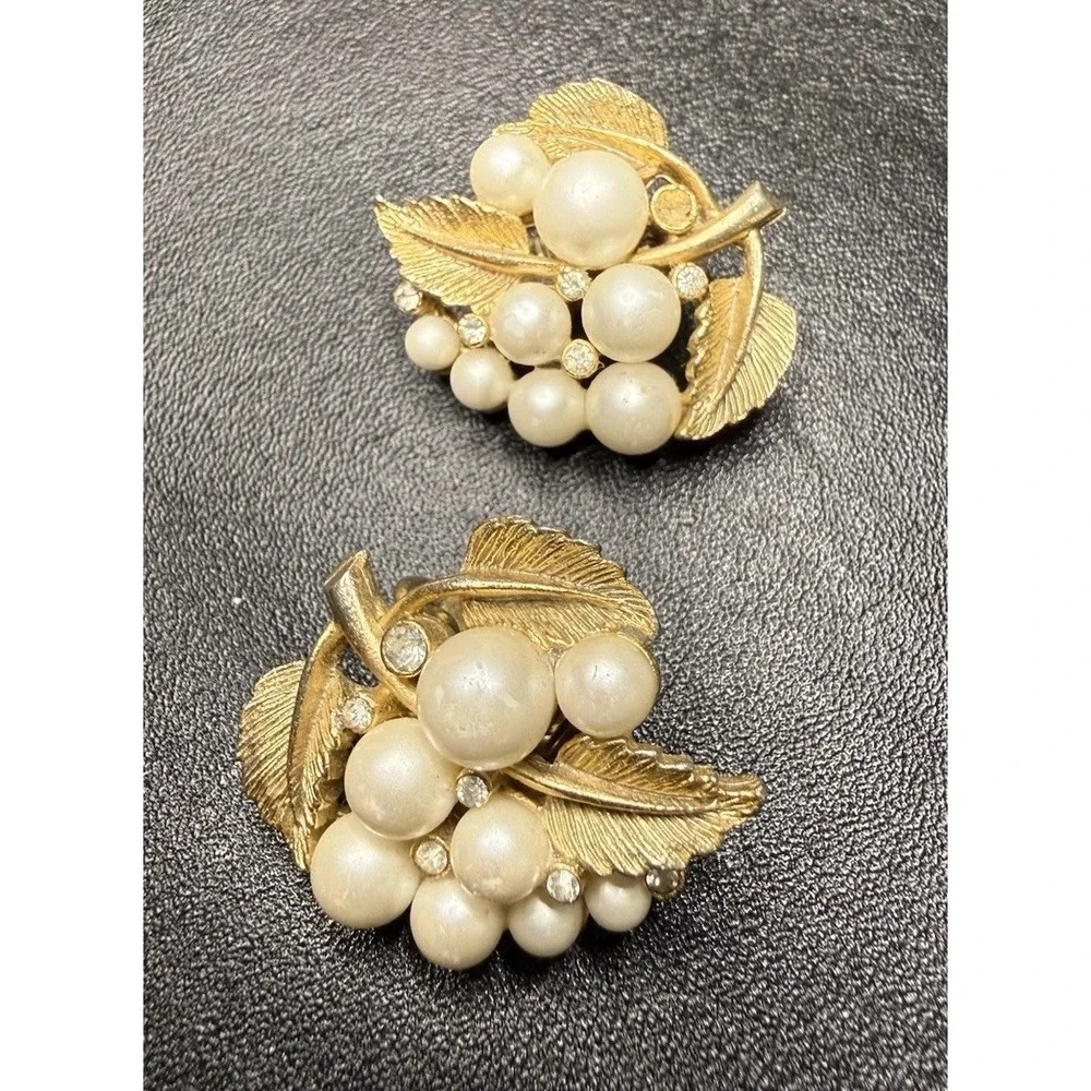 Vintage Jewelry Pearl Clip On Earrings Grape Cluster Grandmacore Gold Tone